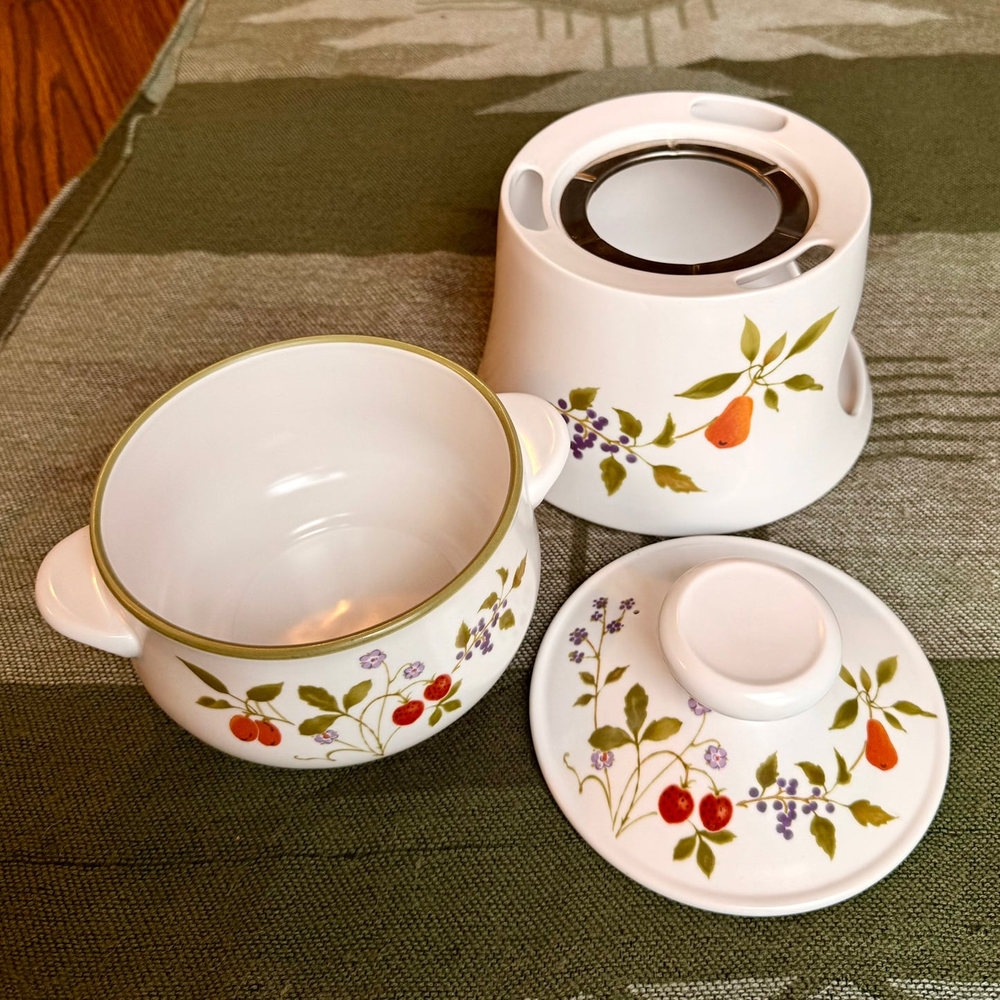 Noritake Progression Homecoming Fondue Pot, Berries n' Such Design
